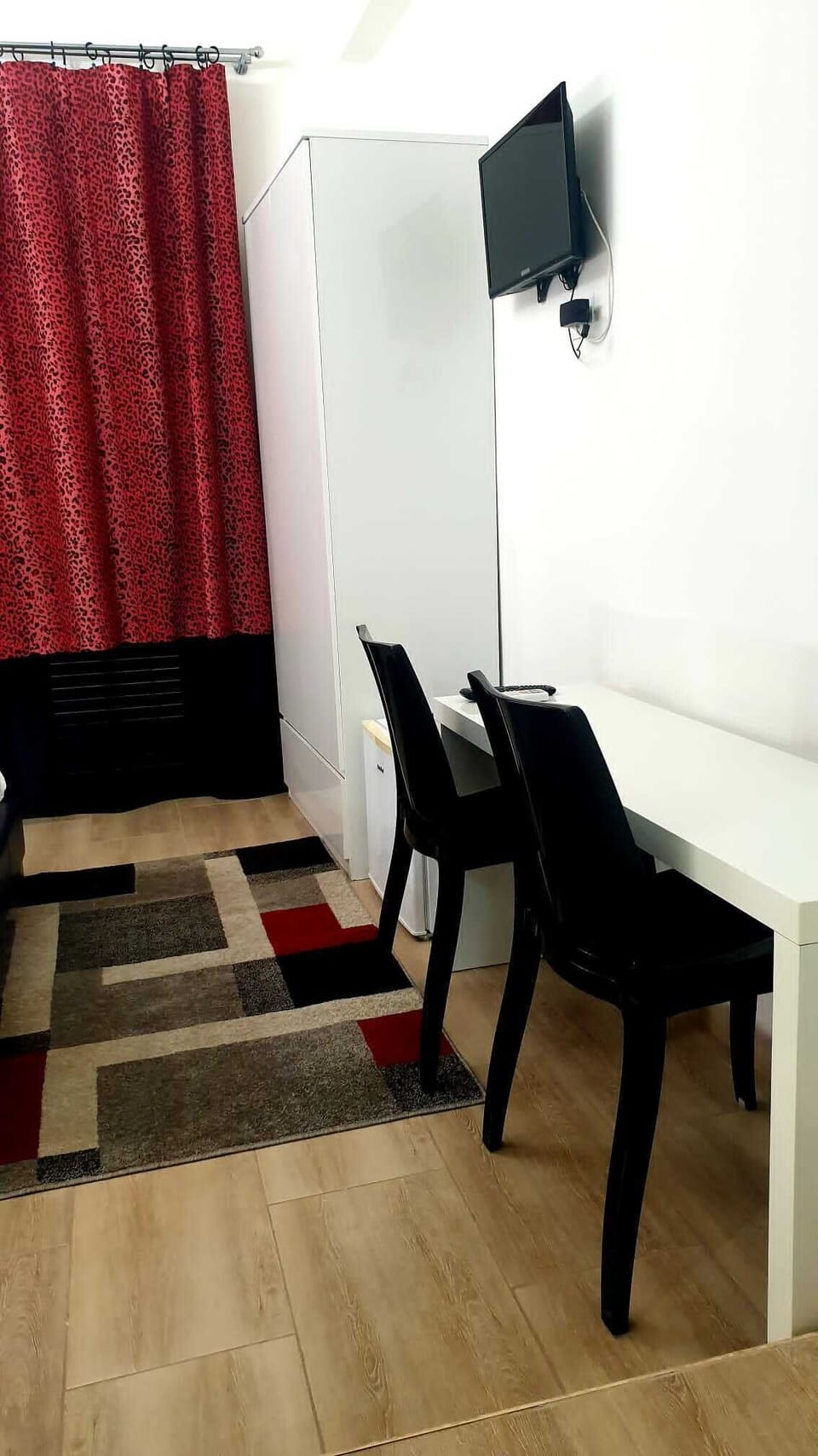 Camelia | Desk, laptop workspace, iron/ironing board (on request), WiFi (free)