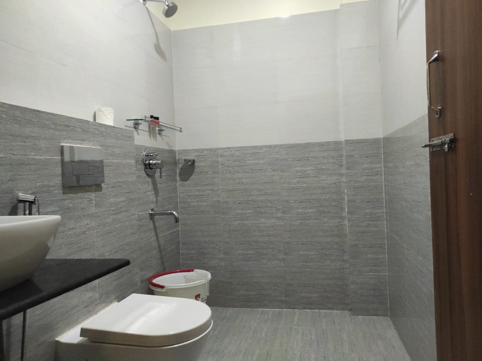 Shower, rainfall showerhead, free toiletries, towels