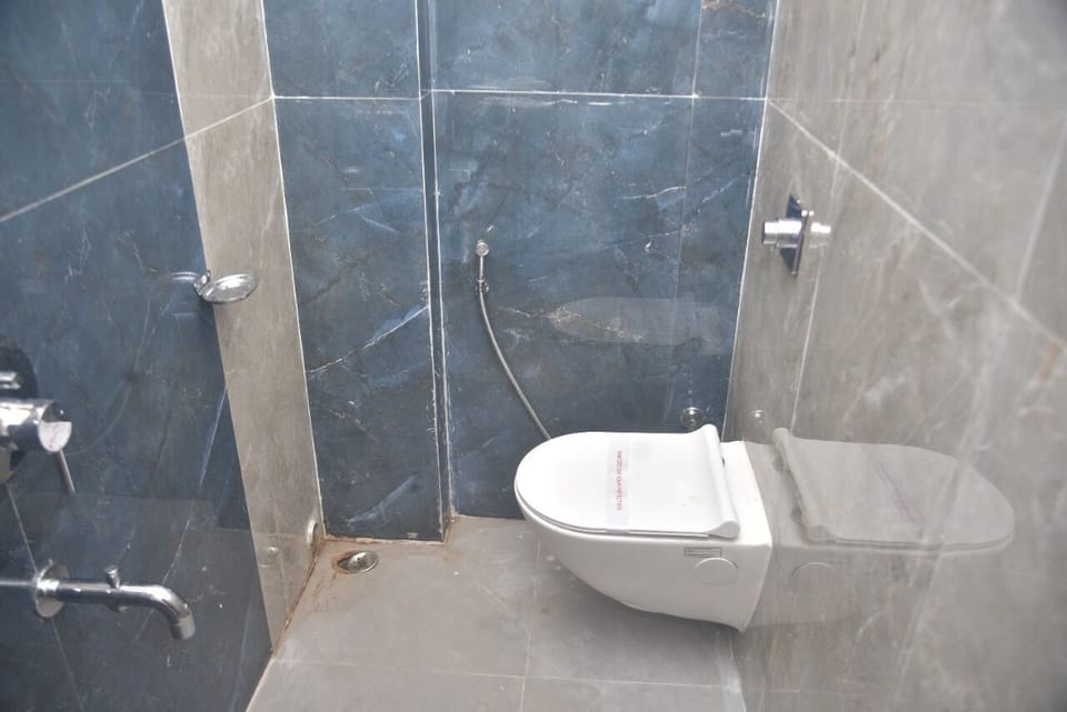 Shower, rainfall showerhead, free toiletries, towels