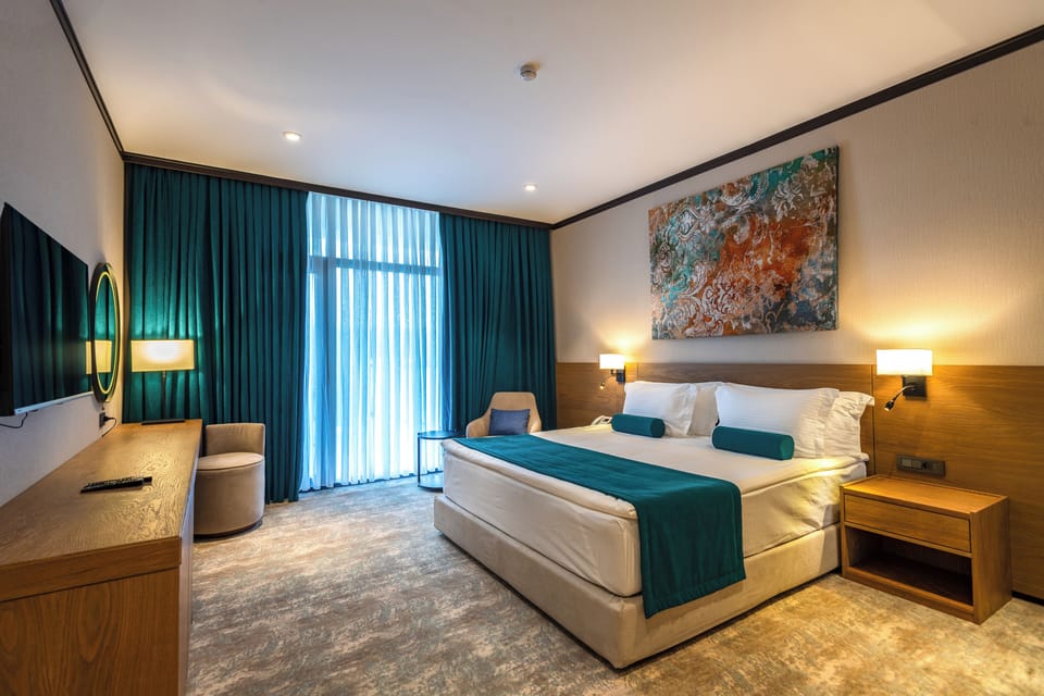 Deluxe Room | In-room safe, laptop workspace, blackout drapes