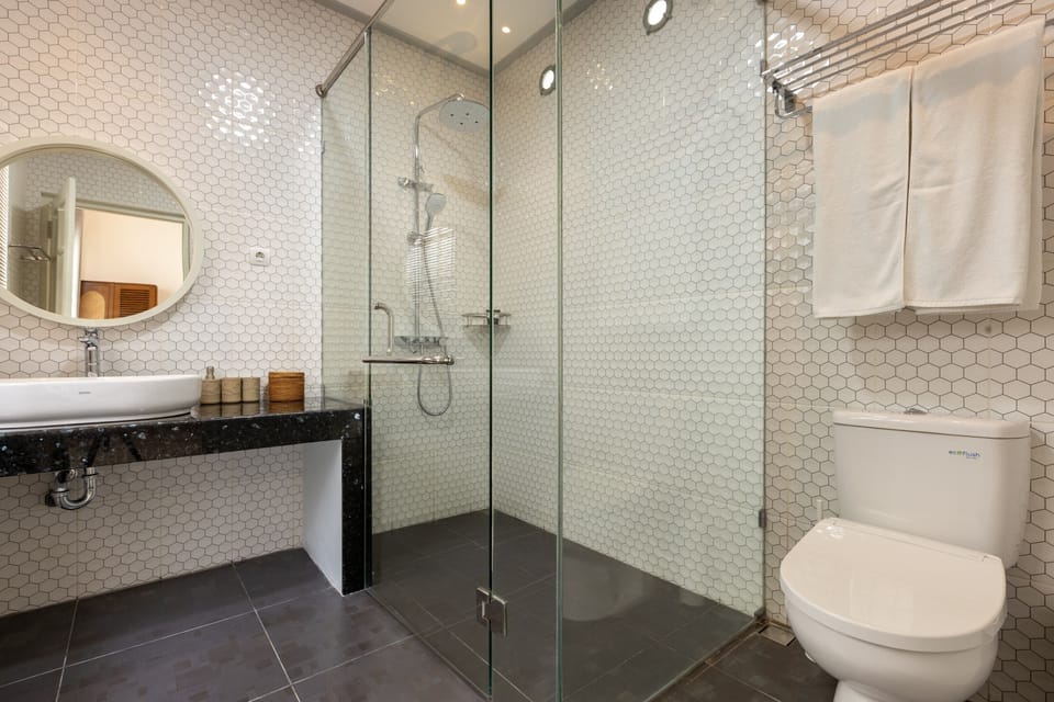 Room (Suite) | Bathroom | Shower, rainfall showerhead, free toiletries, hair dryer