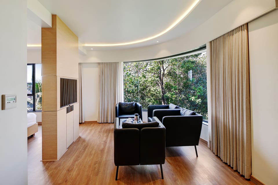 Luxury Double Room | In-room safe, desk, soundproofing, iron/ironing board