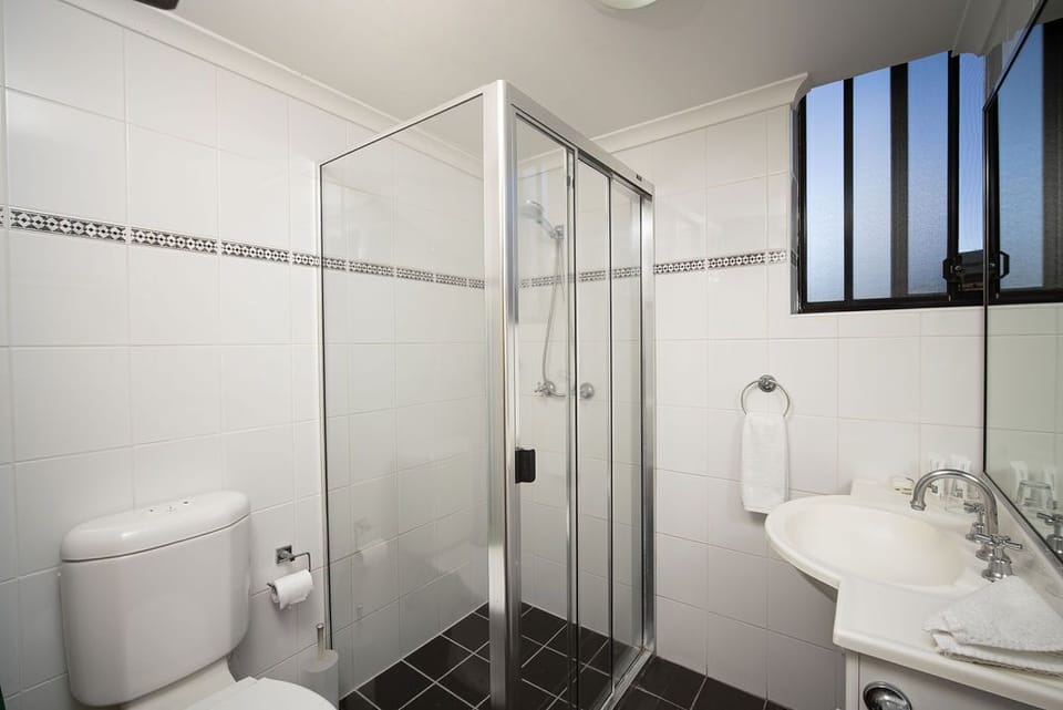 Studio | Bathroom | Shower, hair dryer, towels, soap