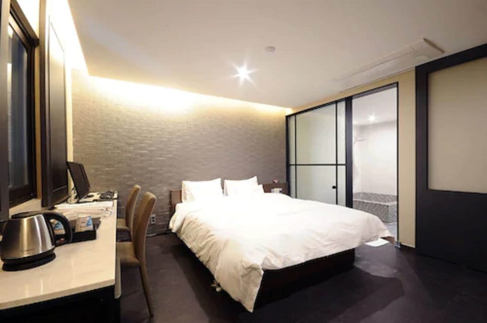 Premium bedding, down comforters, minibar, blackout drapes