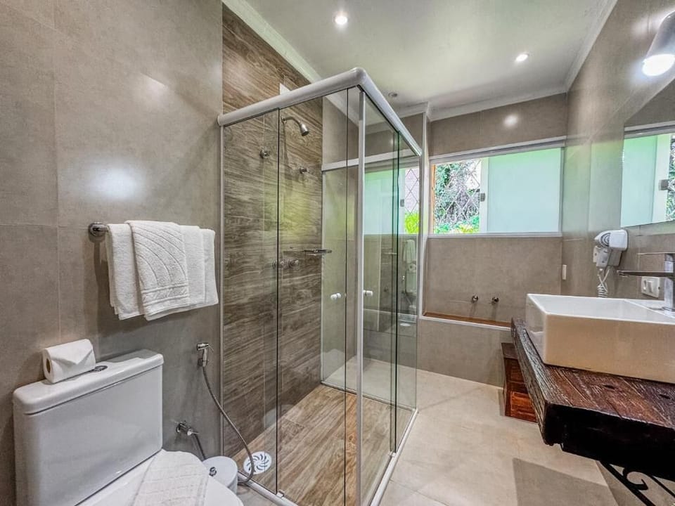 Quarto Standard House | Bathroom | Shower, rainfall showerhead, hair dryer, towels