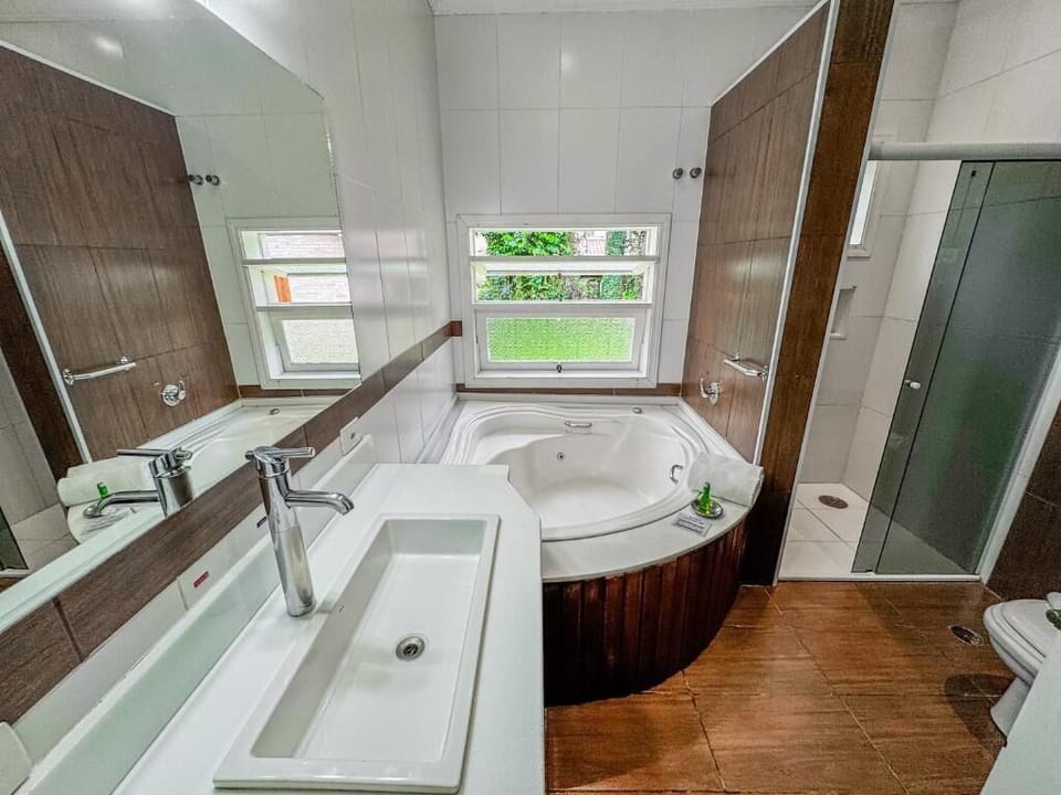 Quarto Master House com Banheira de Imersão | Bathroom | Shower, rainfall showerhead, hair dryer, towels