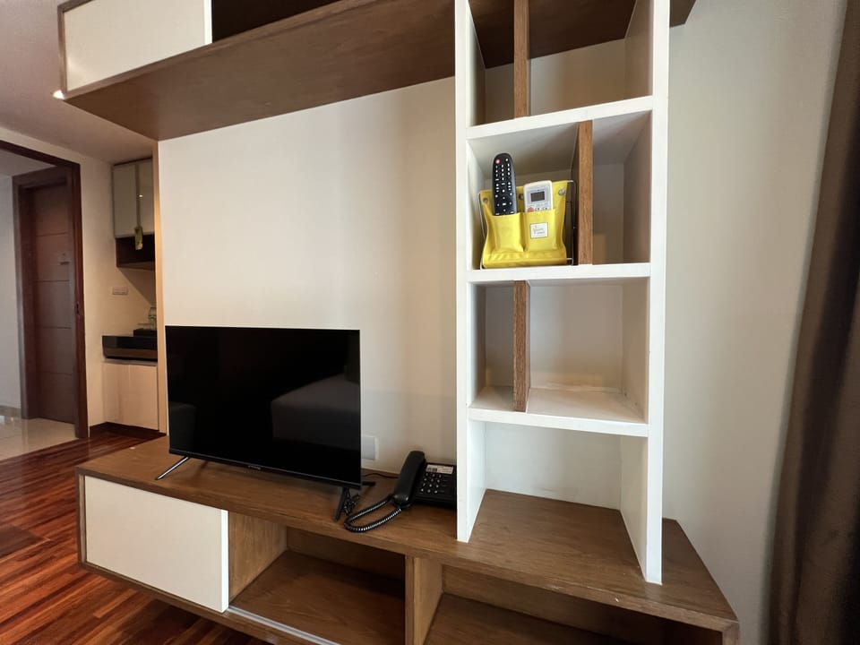 Exclusive Studio | Living area | 16-inch TV with satellite channels
