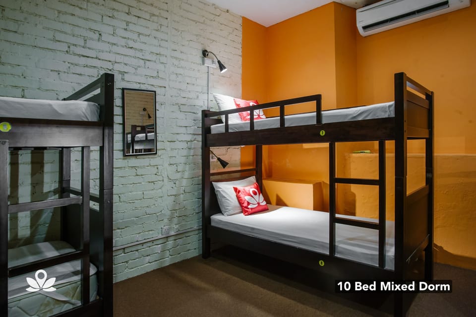 10-bed Mixed Dorm | In-room safe, desk, bed sheets