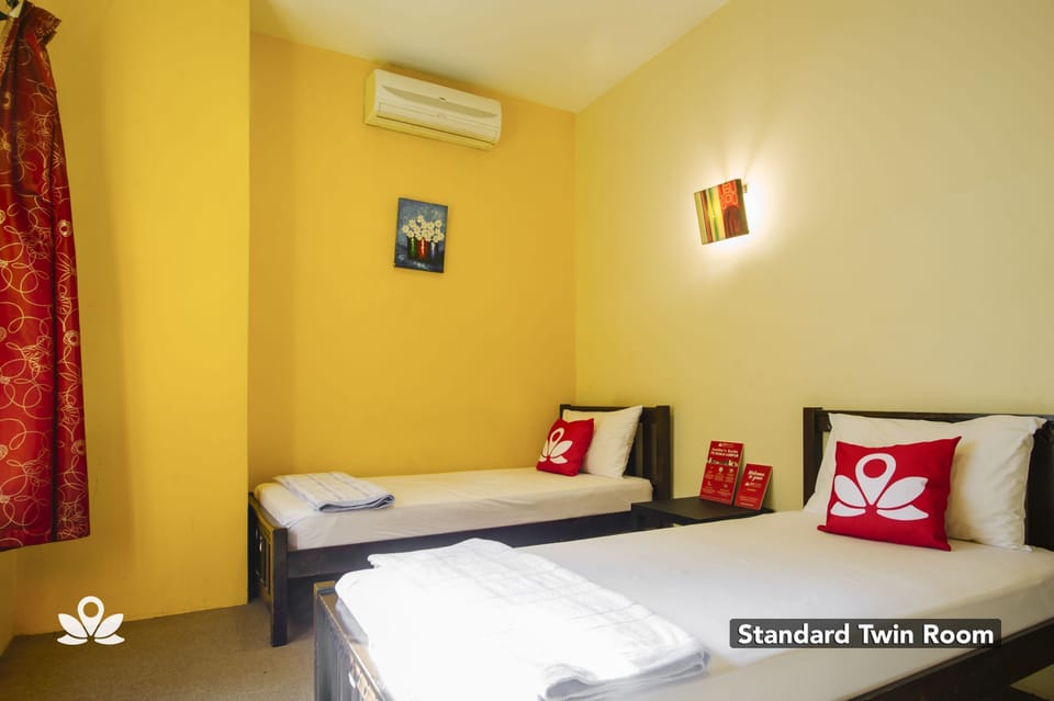 Standard Twin Room | In-room safe, desk, bed sheets
