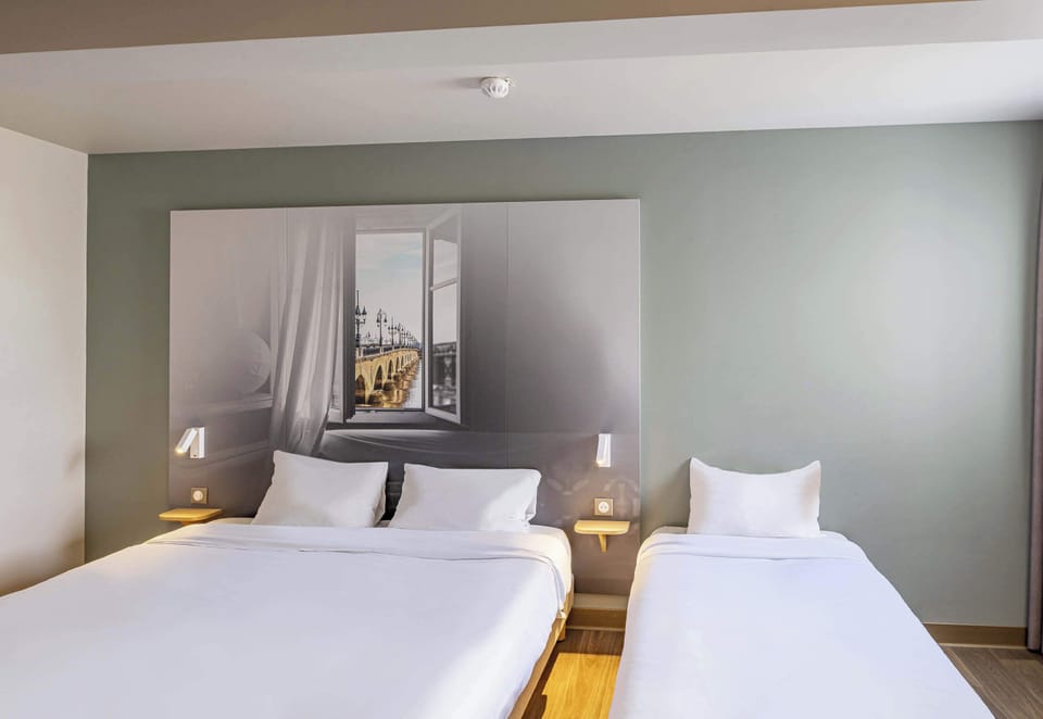 Triple Room | Desk, free WiFi, bed sheets