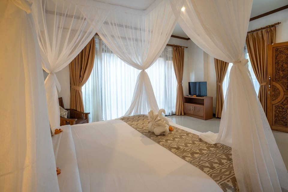 Deluxe Room | In-room safe, desk, blackout drapes, iron/ironing board