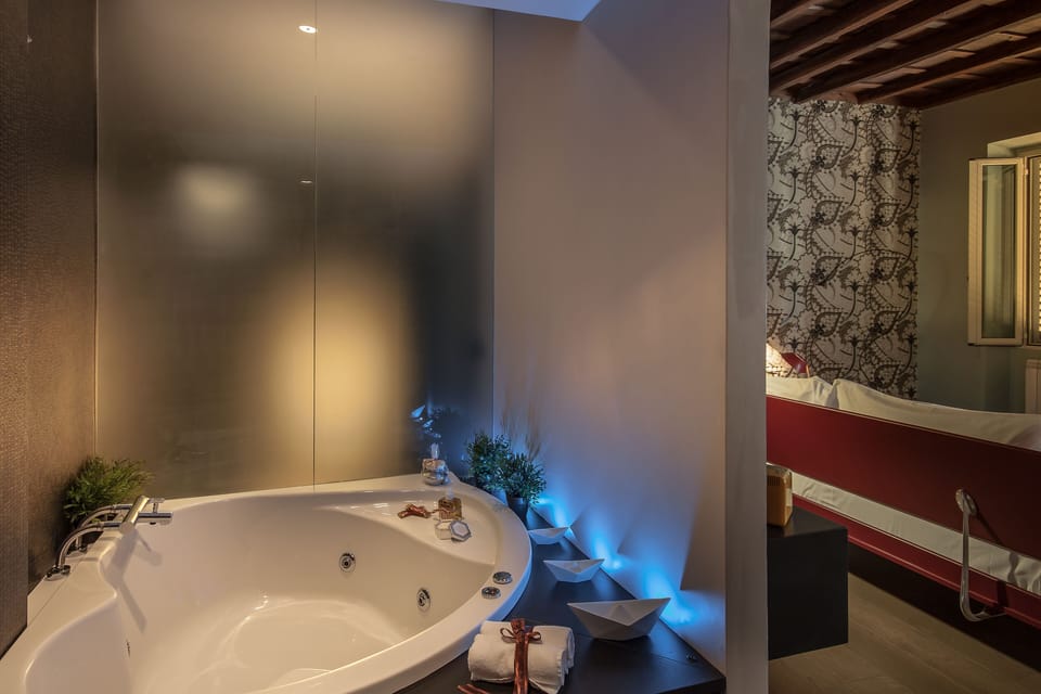 Deluxe Suite | Bathroom | Free toiletries, hair dryer, bidet, towels
