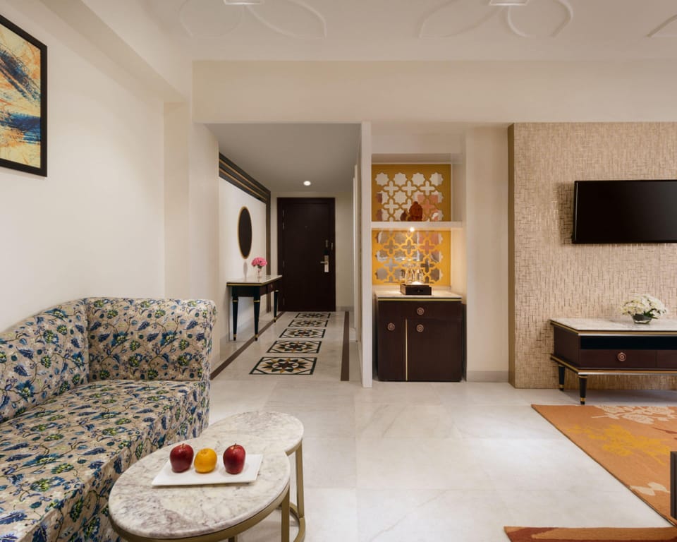 Suite | Memory foam beds, in-room safe, individually decorated