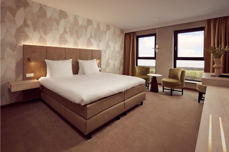 Comfort Room, 1 King Bed | Hypo-allergenic bedding, minibar, in-room safe, desk
