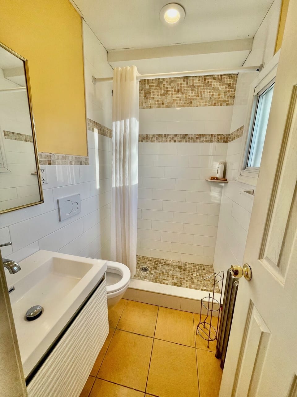 Design Room | Bathroom | Shower, hair dryer, slippers, towels