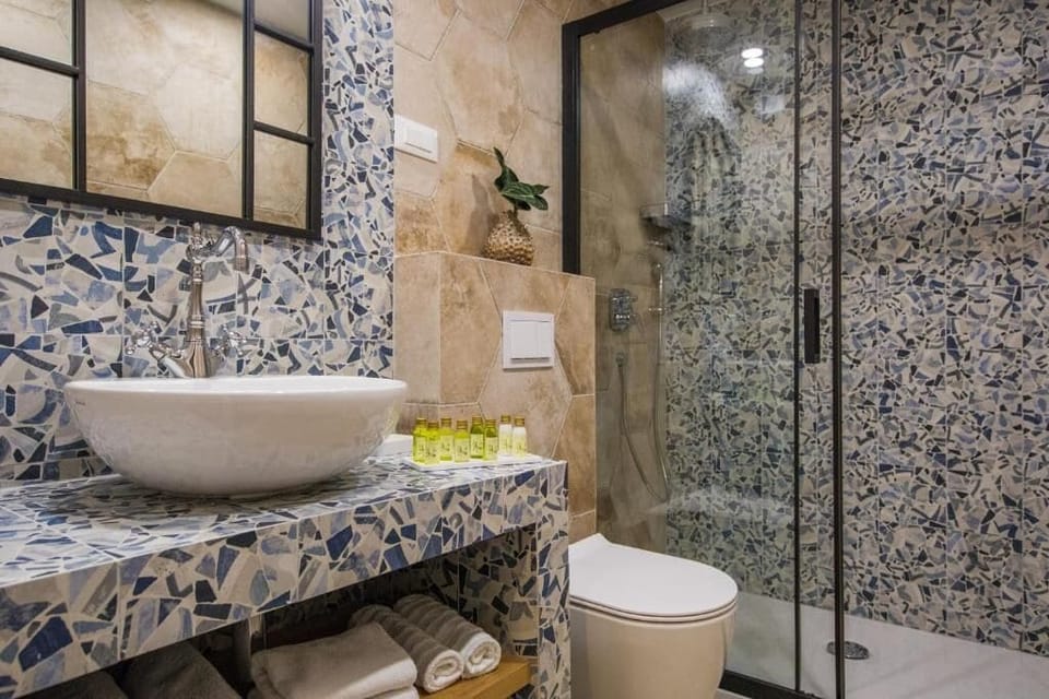 Deluxe Double Room 1 | Bathroom | Shower, rainfall showerhead, free toiletries, hair dryer