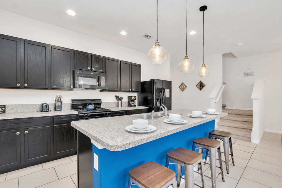 House (5 Bedrooms) | Private kitchen | Microwave, oven, stovetop, dishwasher