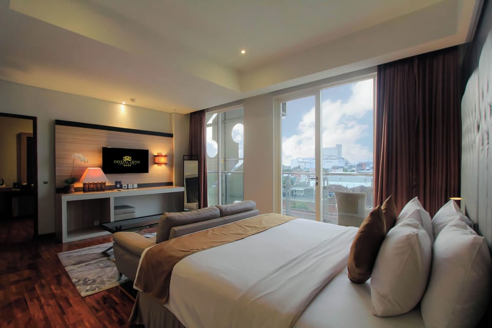 Executive Suite, 1 King Bed | In-room safe, desk, soundproofing, free WiFi