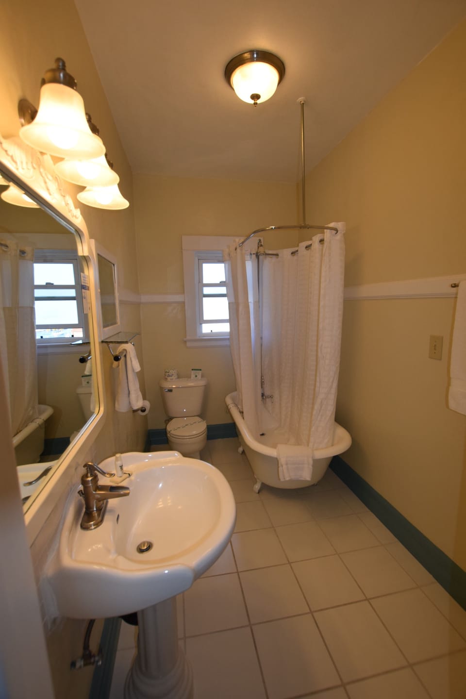 Premium Single Room, 1 Queen Bed, Bathtub, Partial Sea View (1 Queen (tub)- Ocean View) | Bathroom | Free toiletries, hair dryer, towels, soap