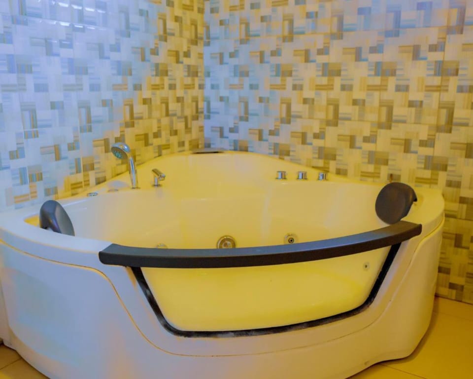 Deep soaking bathtub