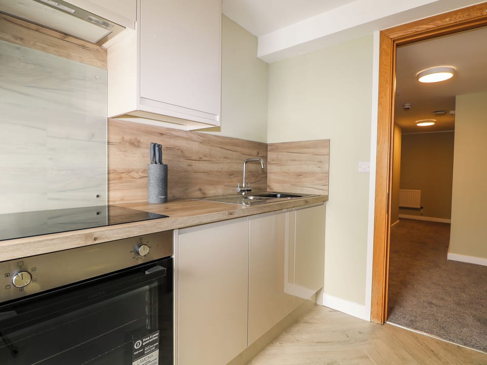 Cottage | Private kitchen | Fridge, electric kettle, toaster, cookware/dishes/utensils