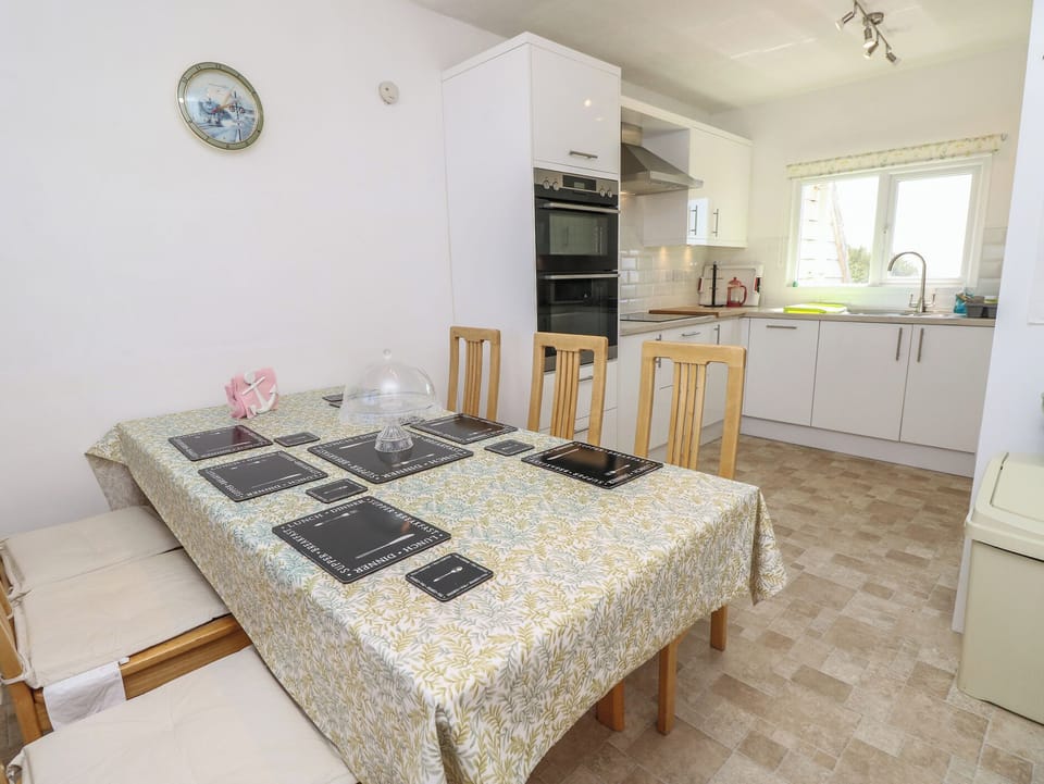 Cottage | Dining