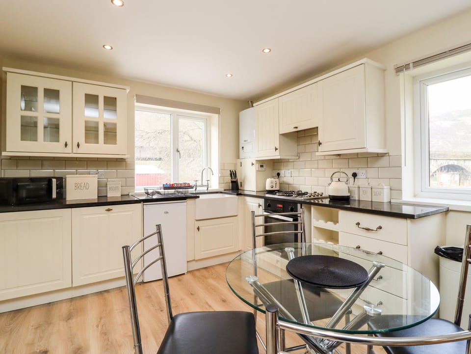 Cottage | Private kitchen | Fridge, dishwasher, electric kettle, toaster