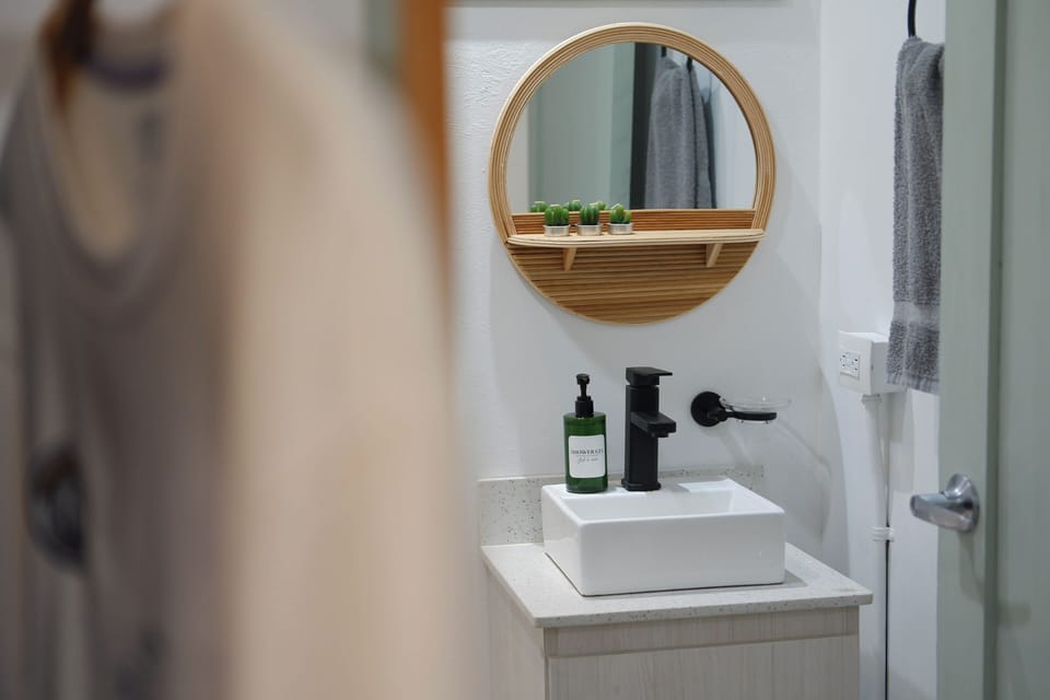 Design Studio Suite | Bathroom | Shower, rainfall showerhead, free toiletries, towels