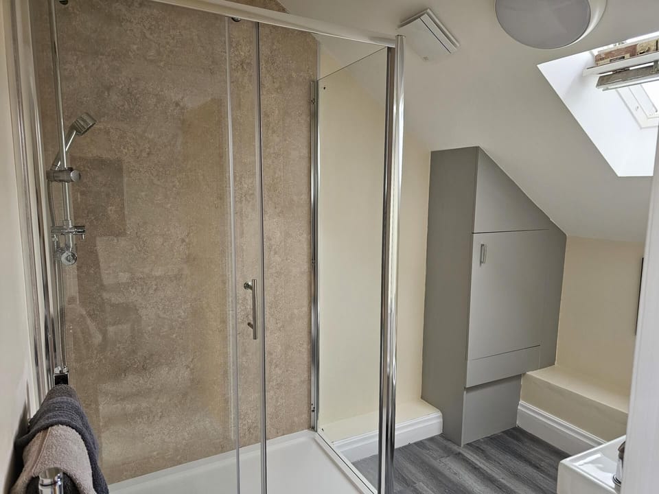 Studio | Bathroom | Shower, towels