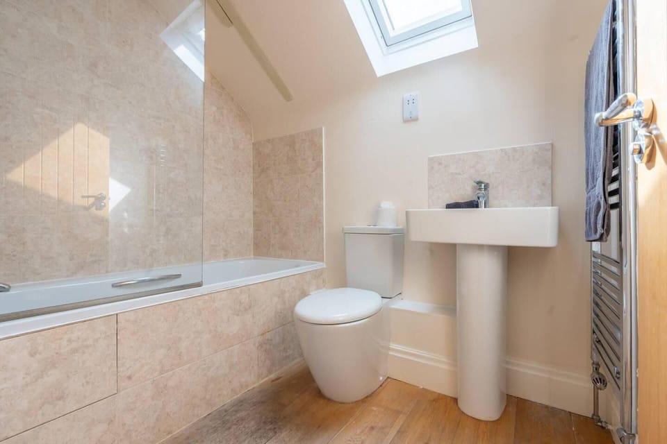 1 Bed Flat - Sleeps 2 - Parking - Wifi Apartment in Newport