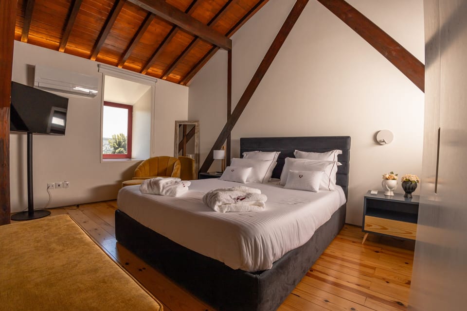 Egyptian cotton sheets, premium bedding, pillowtop beds, desk