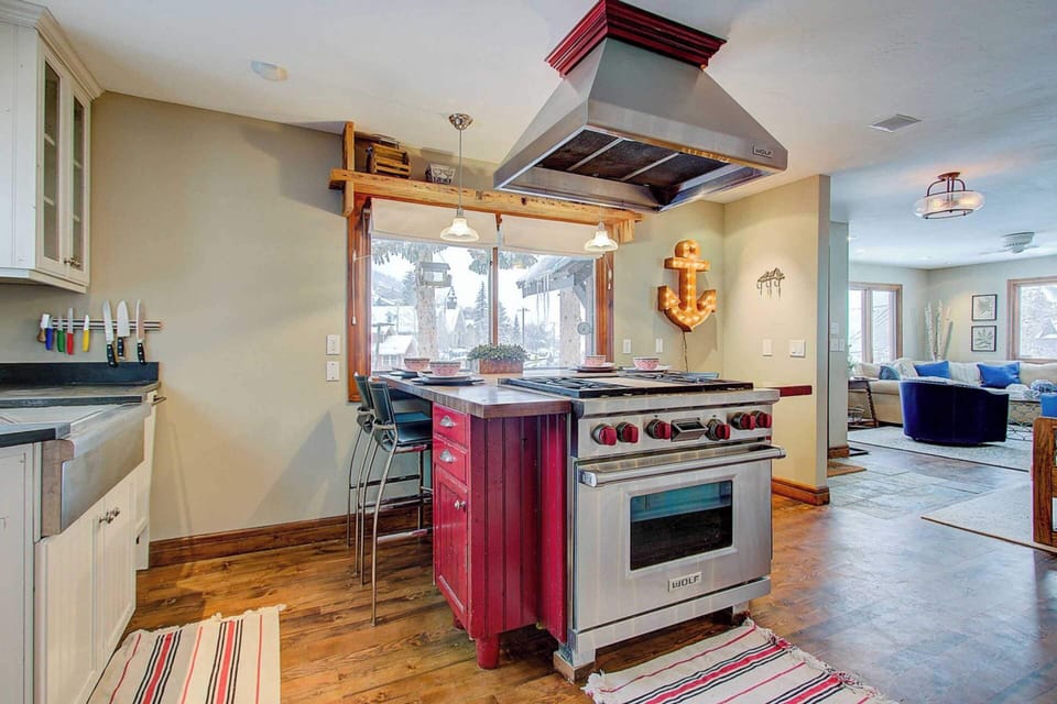 House (3 Bedrooms) | Private kitchen | Fridge, microwave, oven, stovetop
