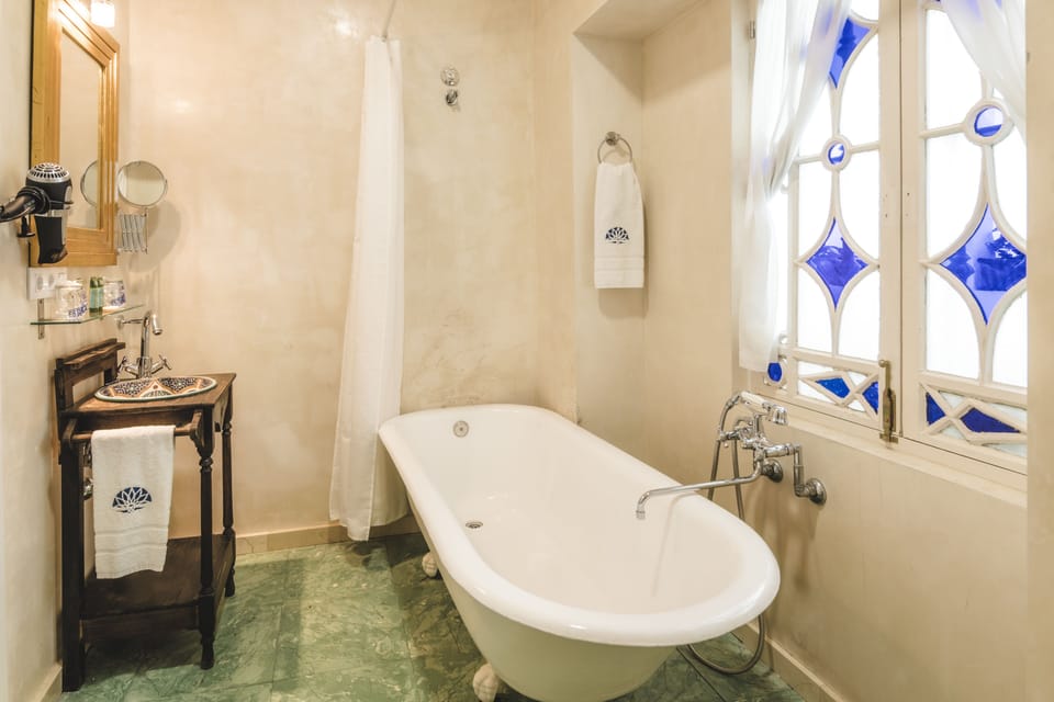 Grand Room (Deluxe) | Bathroom | Free toiletries, hair dryer, towels