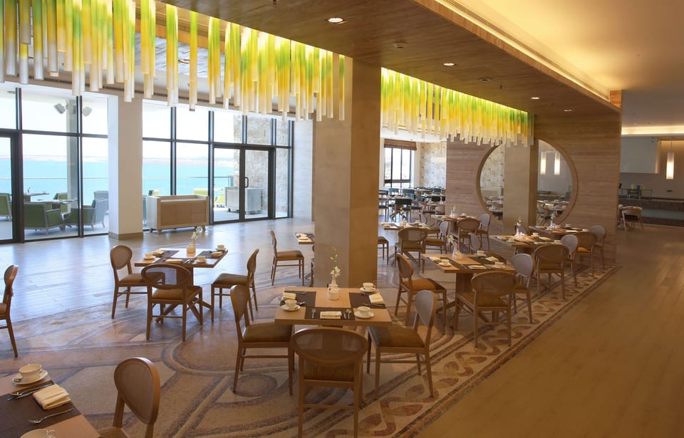 7 restaurants; breakfast, lunch, and dinner served