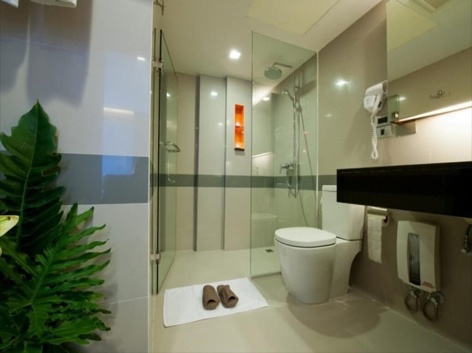 Shower, rainfall showerhead, free toiletries, hair dryer