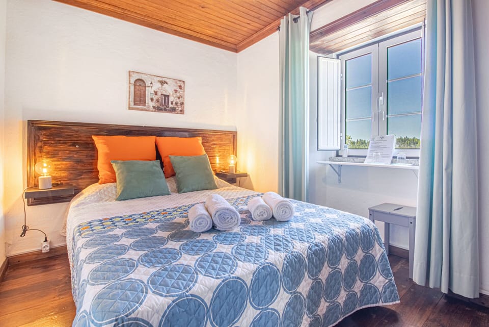 Standard Double Room, Ensuite, Courtyard View (Chambre Std 1) | Blackout drapes, WiFi (free), individually decorated