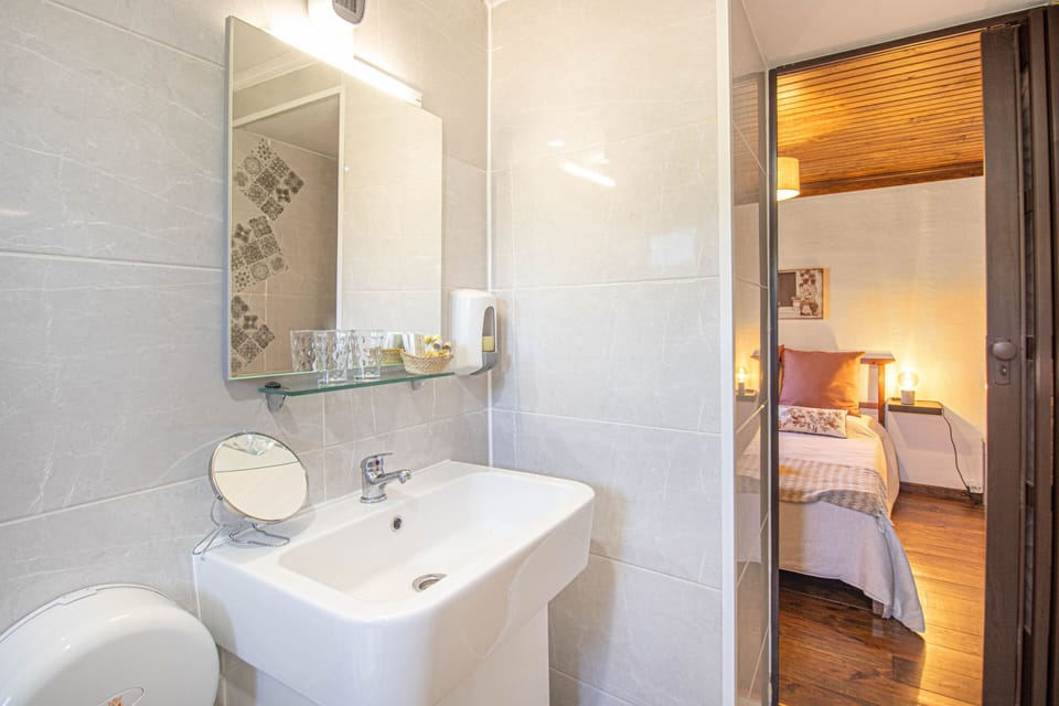 Standard Double Room, Private Bathroom, Garden View (Chambre Std 2) | Bathroom | Shower, towels, soap, shampoo