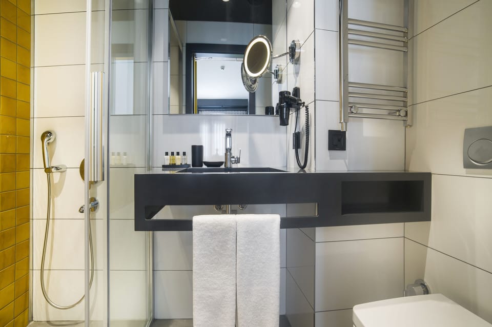Shower, rainfall showerhead, free toiletries, hair dryer