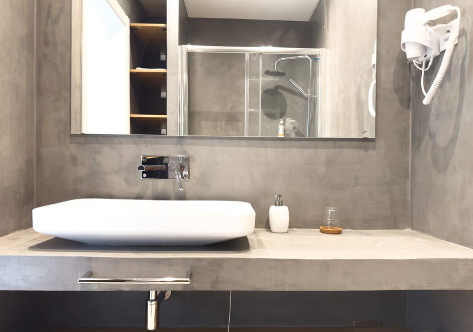 Basic Twin Room | Bathroom | Shower, towels