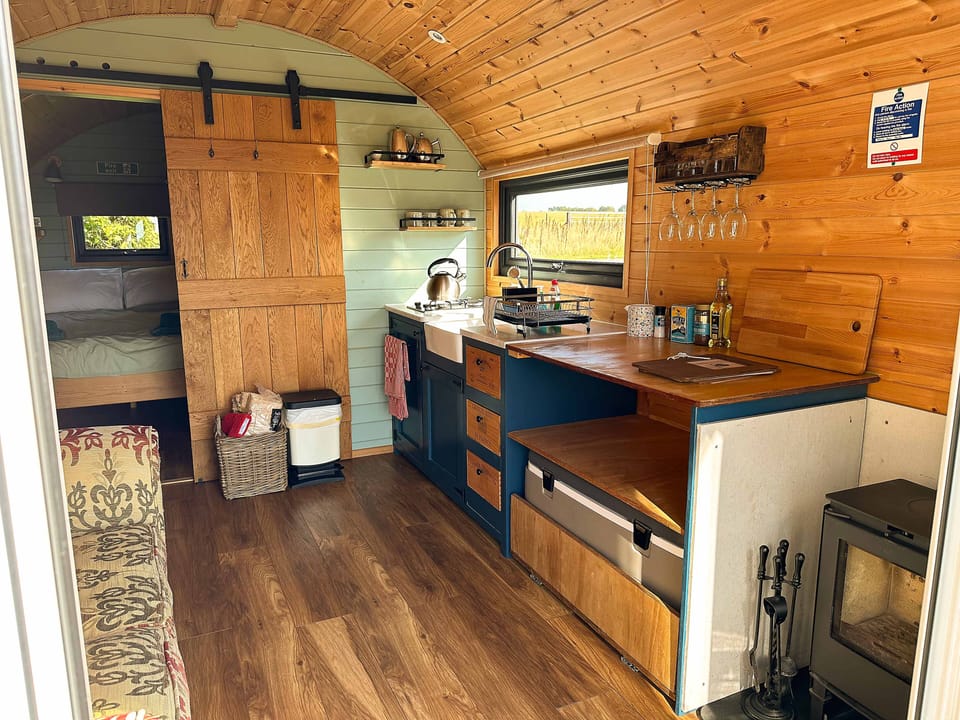 Cottage | Private kitchen | Fridge, electric kettle, toaster, cookware/dishes/utensils