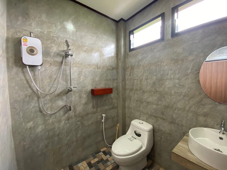 Standard Triple Room | Bathroom