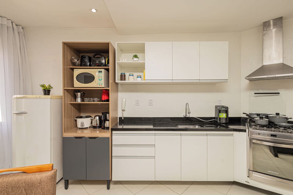 Elite Studio Suite | Private kitchen | Fridge, microwave, oven, toaster