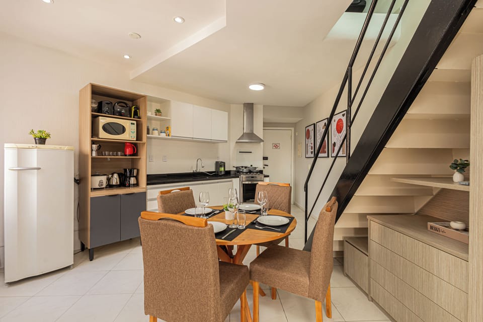 Elite Studio Suite | Living area | 32-inch flat-screen TV with cable channels, TV