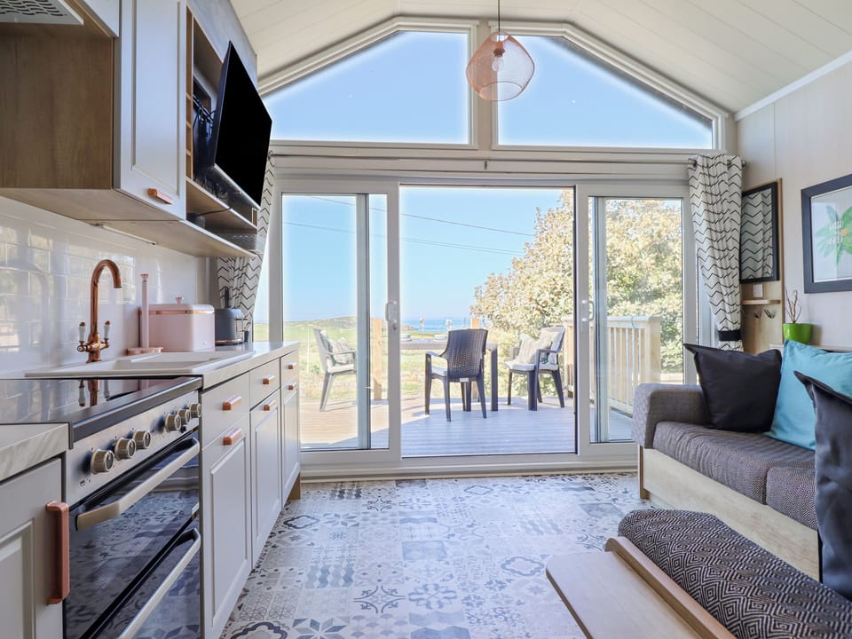 Cottage | Private kitchen | Fridge, electric kettle, toaster, cookware/dishes/utensils