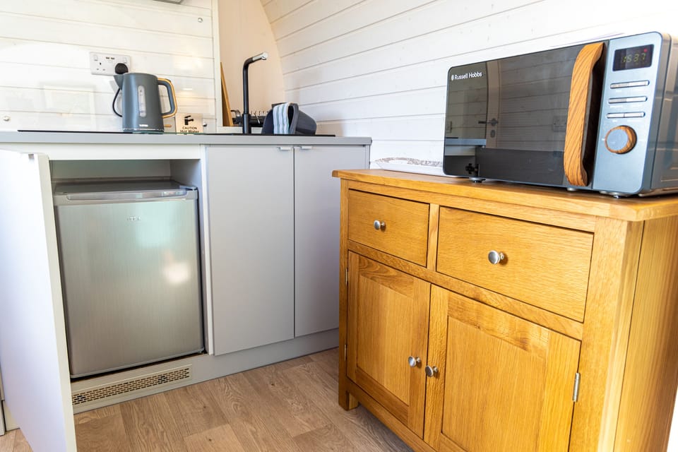 Cottage | Private kitchen | Fridge, electric kettle, toaster, cookware/dishes/utensils