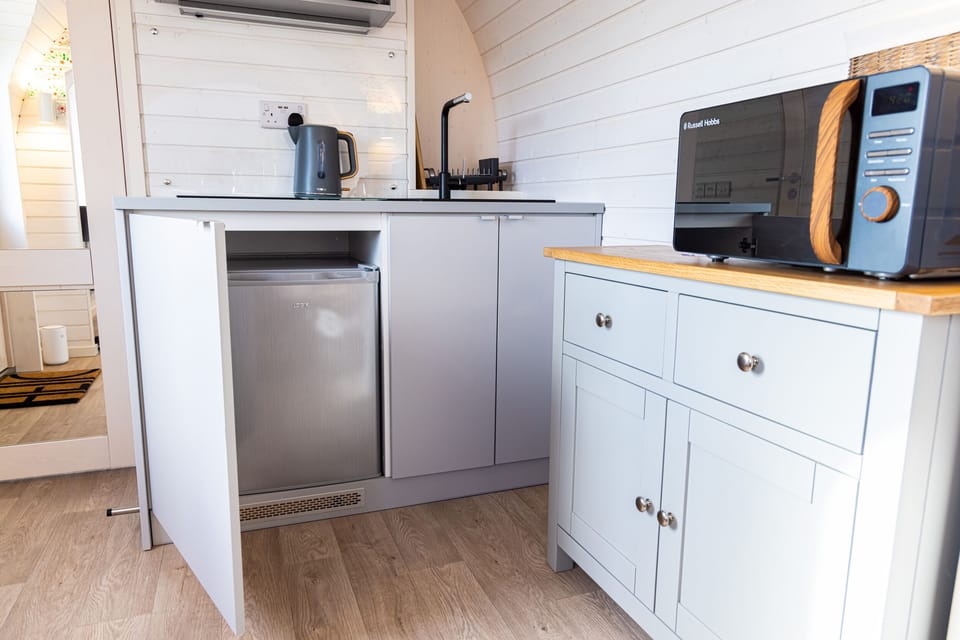 Cottage | Private kitchen | Fridge, electric kettle, toaster, cookware/dishes/utensils