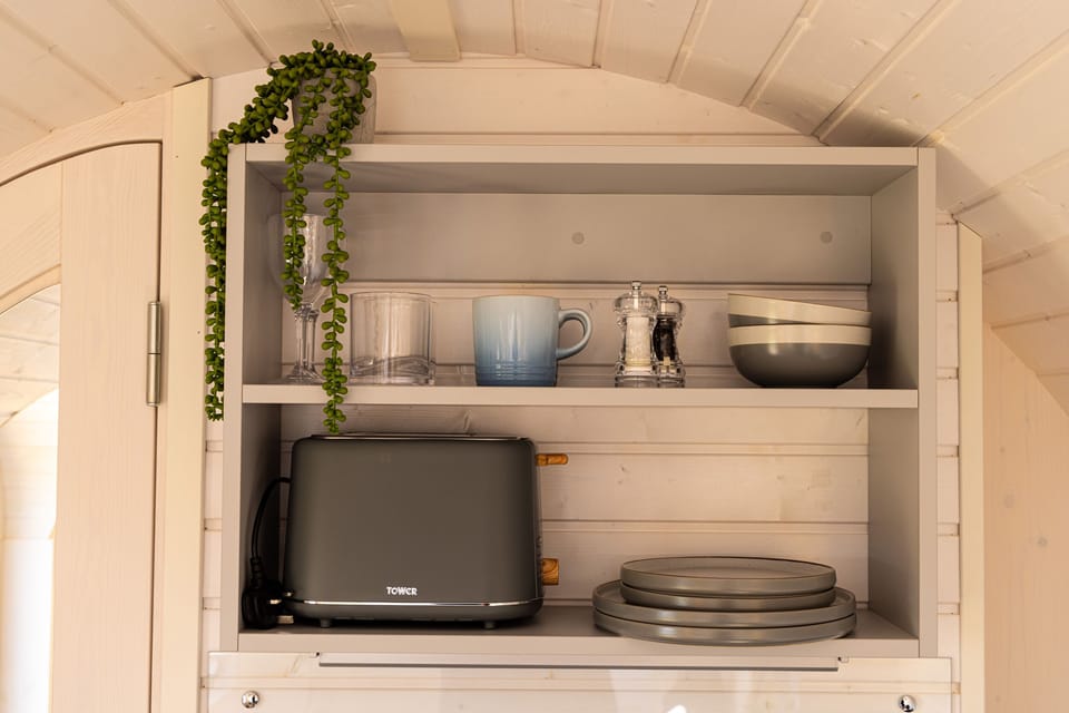 Cottage | Private kitchen | Fridge, electric kettle, toaster, cookware/dishes/utensils