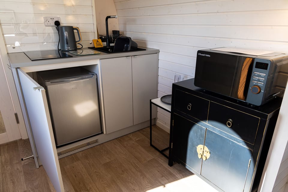 Cottage | Private kitchen | Fridge, electric kettle, toaster, cookware/dishes/utensils