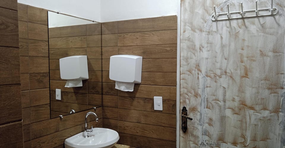 Deluxe Room | Bathroom | Shower, rainfall showerhead, towels
