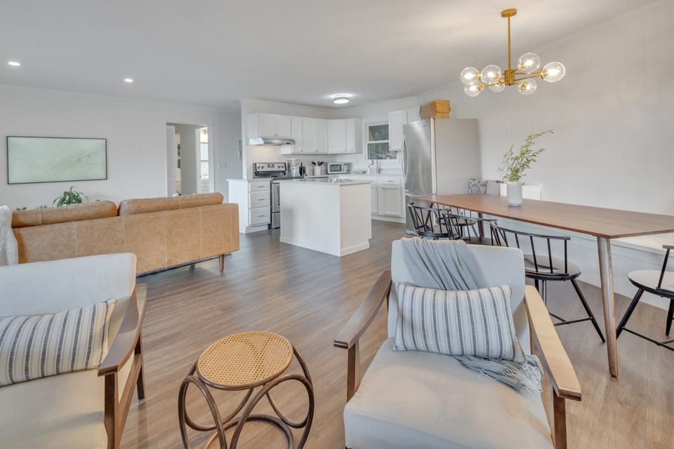 Cabin, 4 Bedrooms | Living room | Smart TV, streaming services